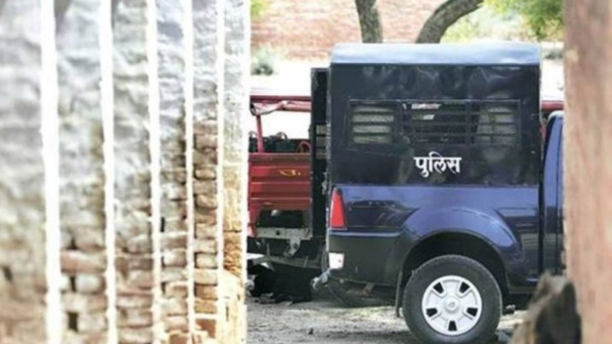 प्रयागराज में पुलिस और वकीलों में झड़प, सीएम योगी के दौरे के बीच अधिवक्ता की पिटाई पर बवाल, दारोगा निलंबित