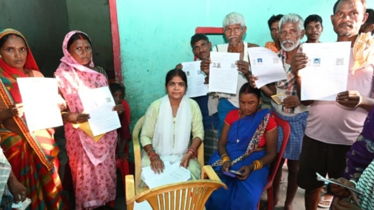 Bihar News: आधार, वोटर ID और राशन कार्ड को शामिल करने से चुनाव आयोग का इनकार; एफिडेविट में क्या वजह बताई?
